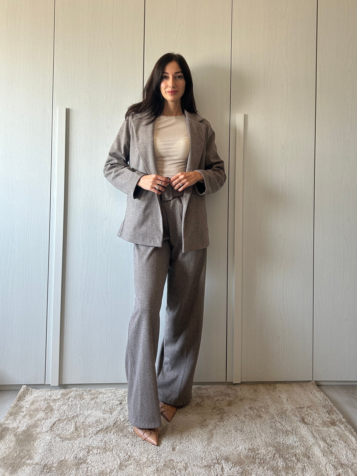 Tailleur giacca e pantalone a palazzo