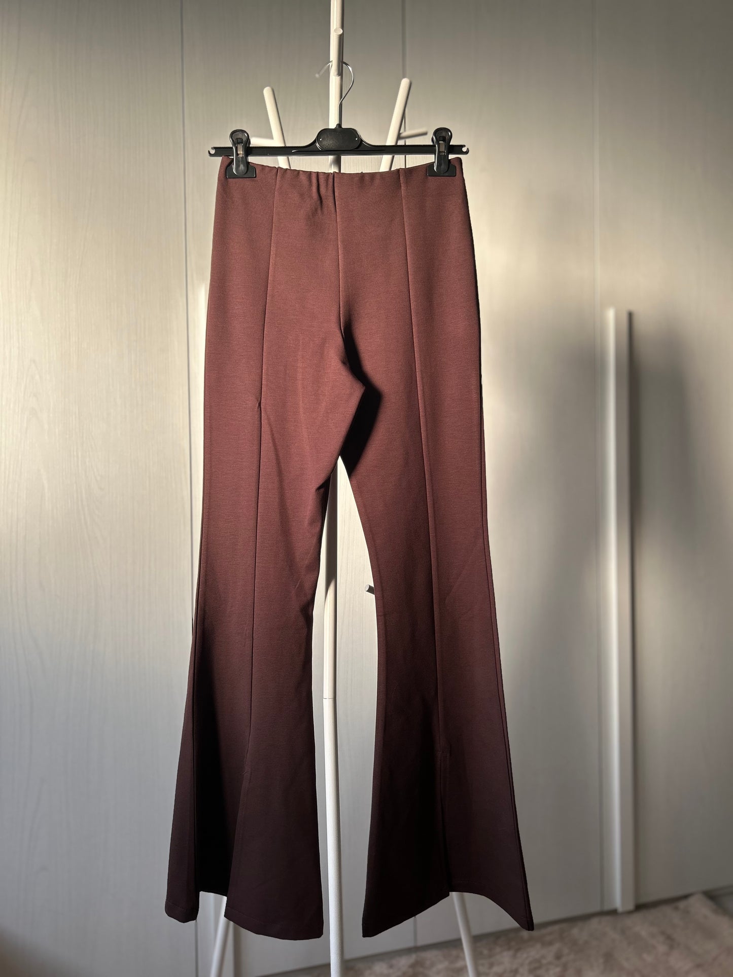 Pantalone svasato con spacco