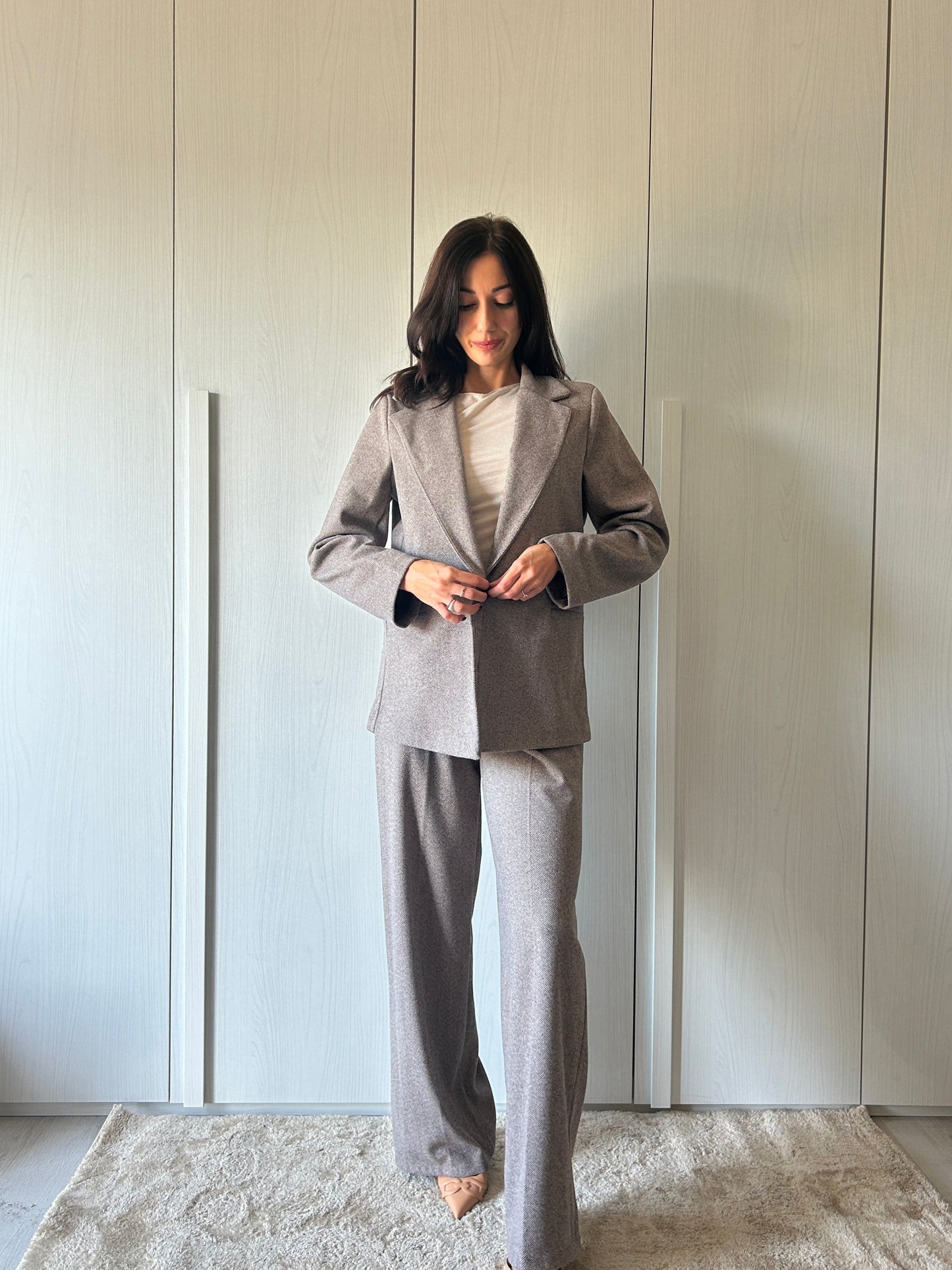 Tailleur giacca e pantalone a palazzo