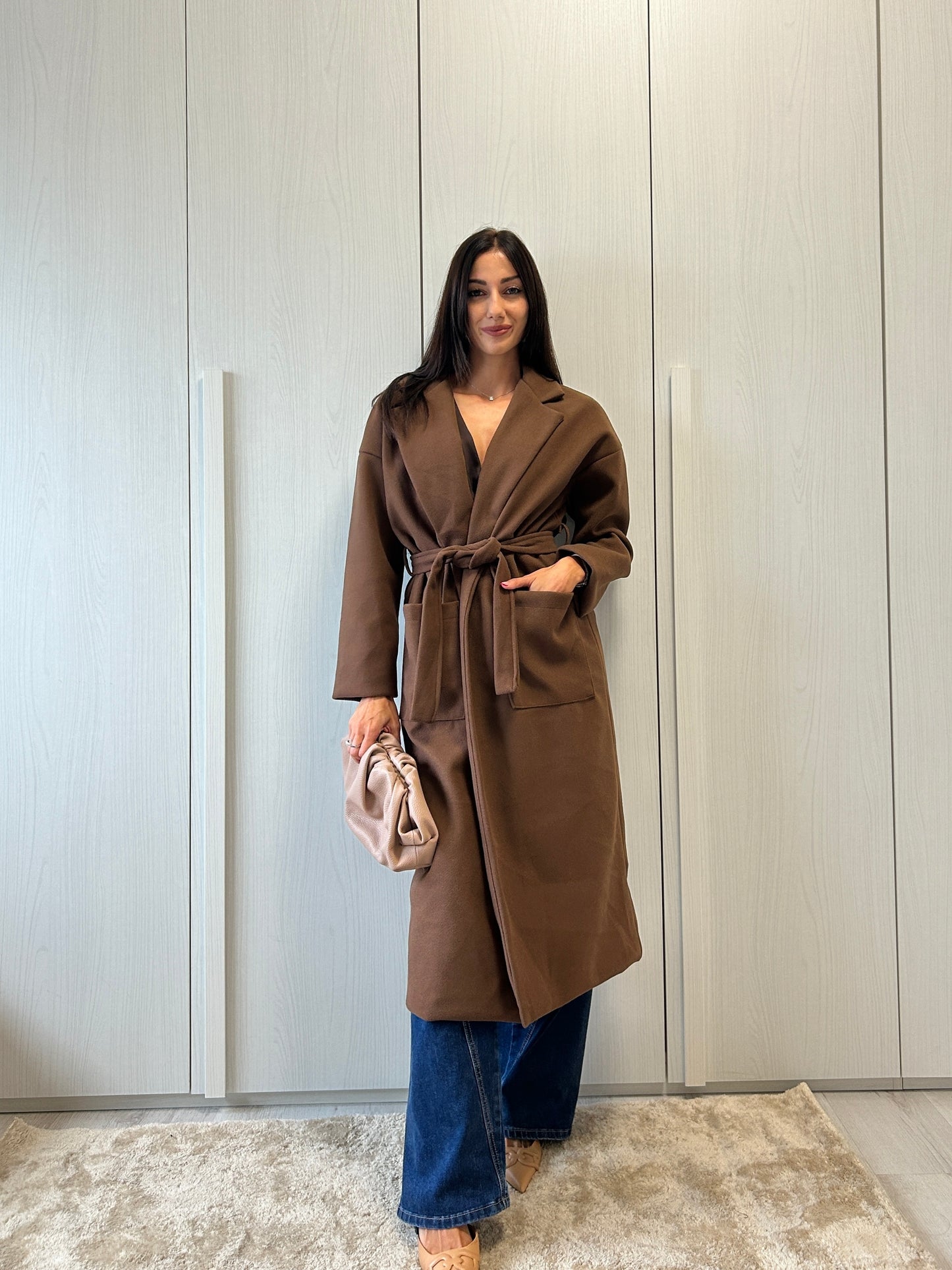 Cappotto con cintura marrone