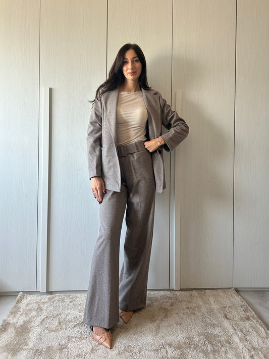 Tailleur giacca e pantalone a palazzo