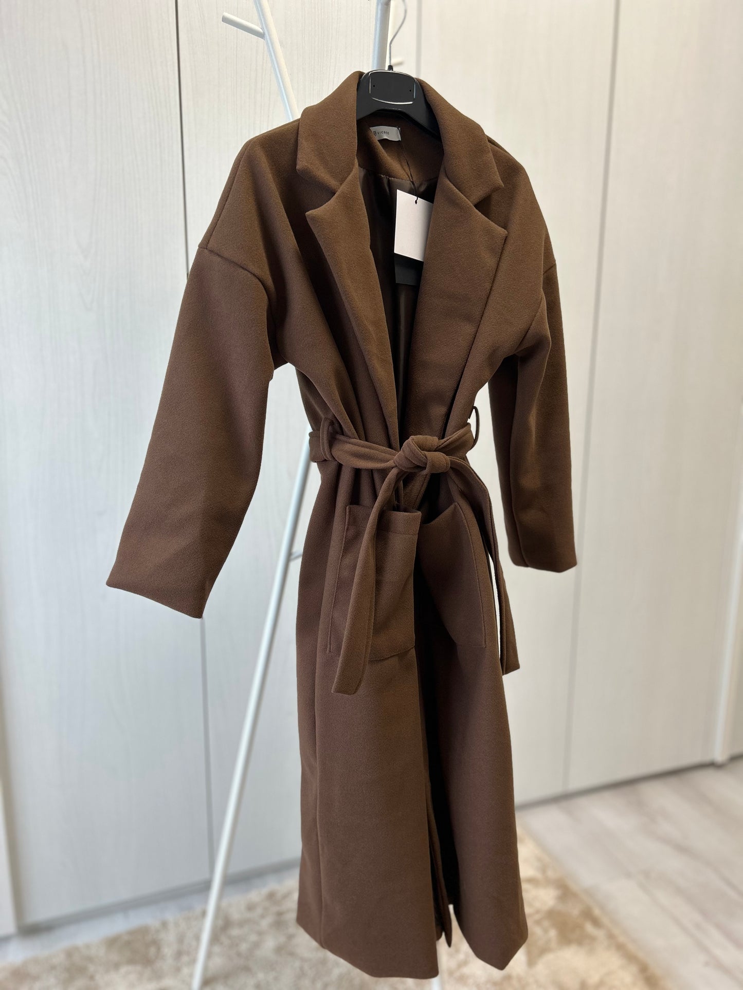 Cappotto con cintura marrone