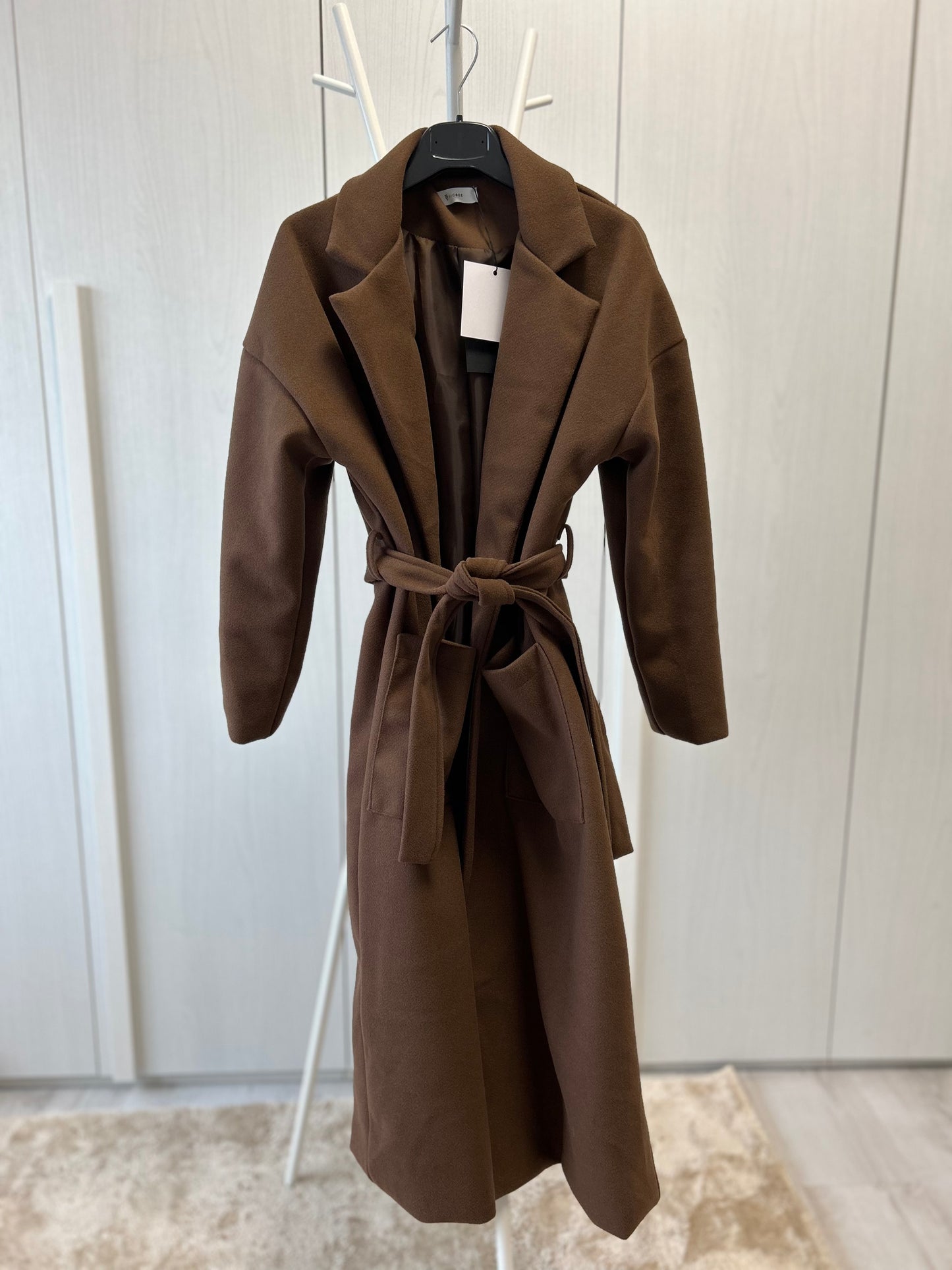 Cappotto con cintura marrone