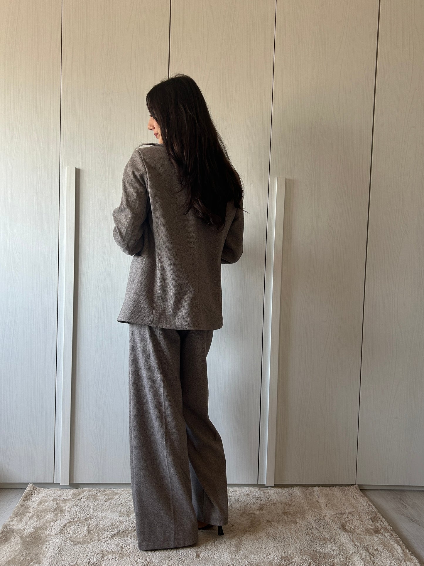 Tailleur giacca e pantalone a palazzo