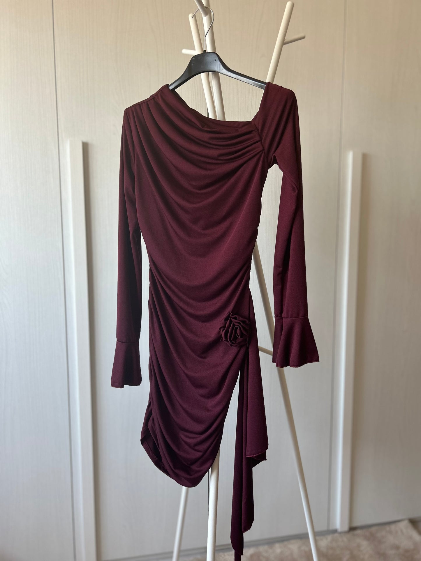 Vestito aderente con scollo asimmetrico